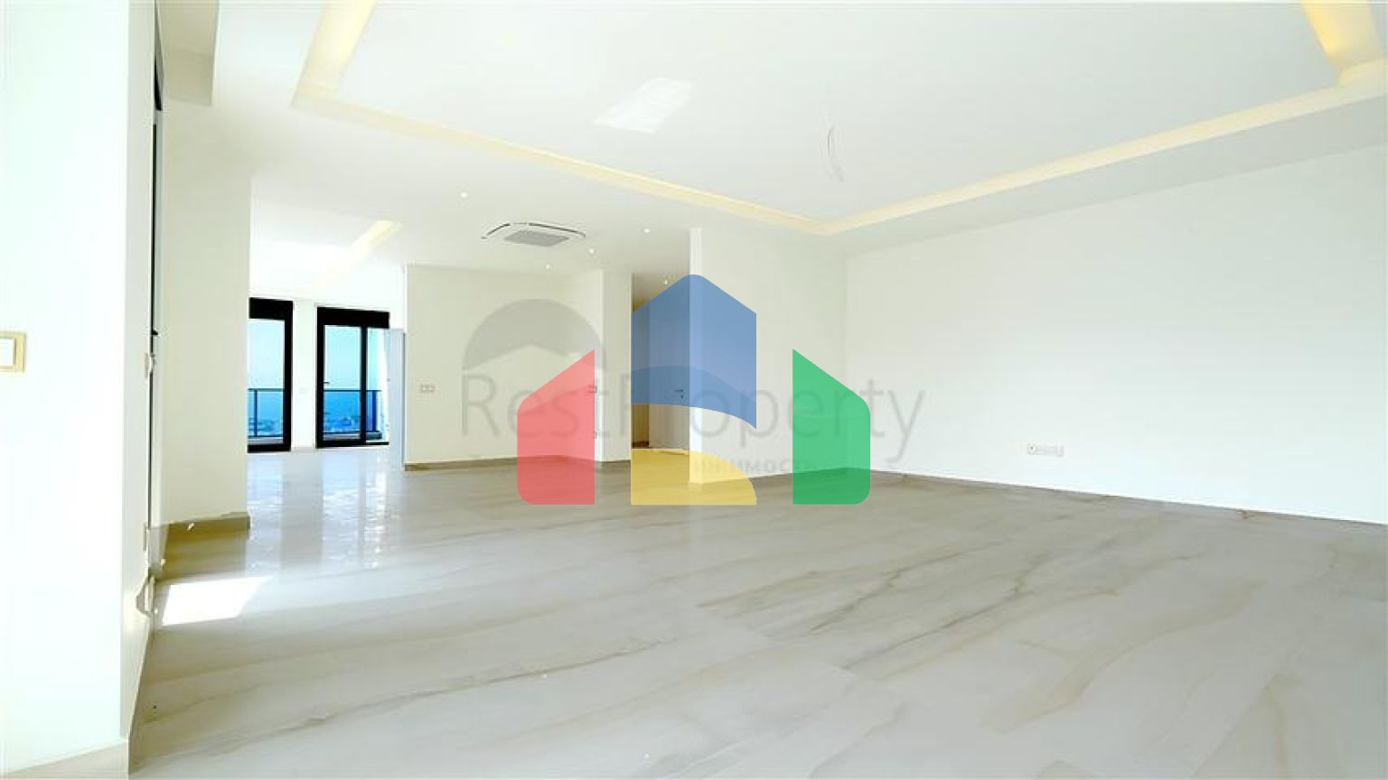 Простора квартира 5 + 1 з видом на море в центрі Аланії