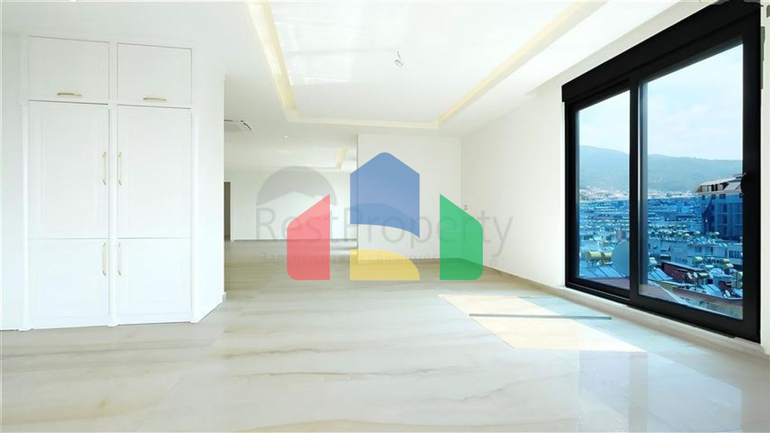 Простора квартира 5 + 1 з видом на море в центрі Аланії