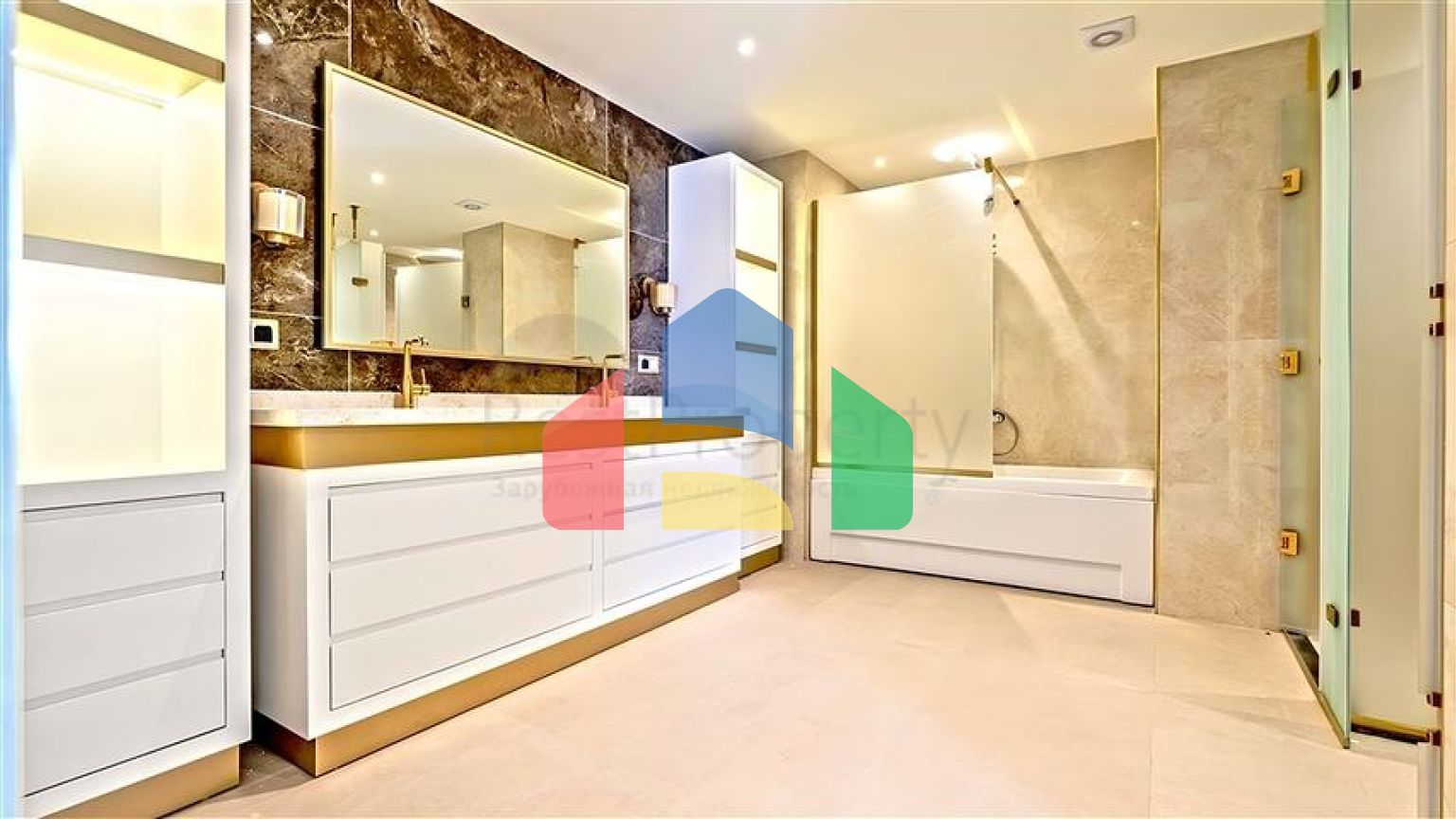 Простора квартира 5 + 1 з видом на море в центрі Аланії