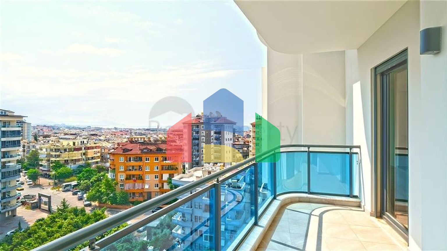 Простора квартира 5 + 1 з видом на море в центрі Аланії