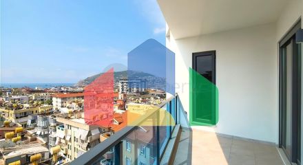 Простора квартира 5 + 1 з видом на море в центрі Аланії