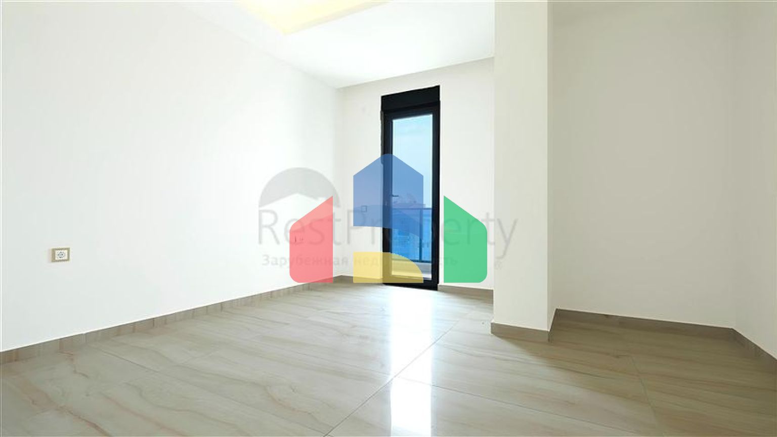 Простора квартира 5 + 1 з видом на море в центрі Аланії