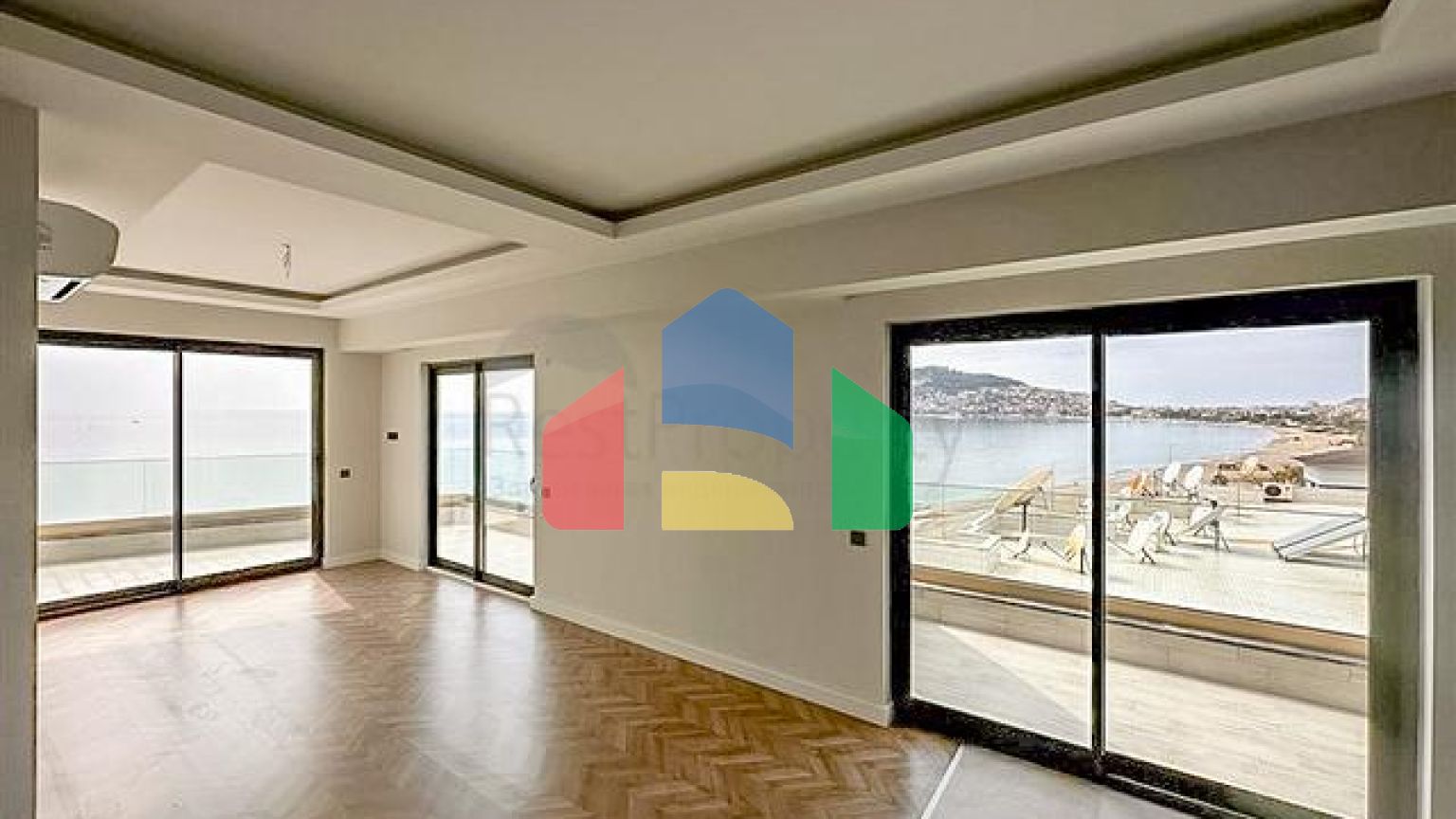 Шикарний пентхаус з панорамним видом на море в самому центрі Аланії