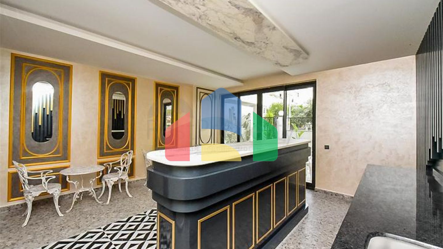 Шикарний пентхаус з панорамним видом на море в самому центрі Аланії