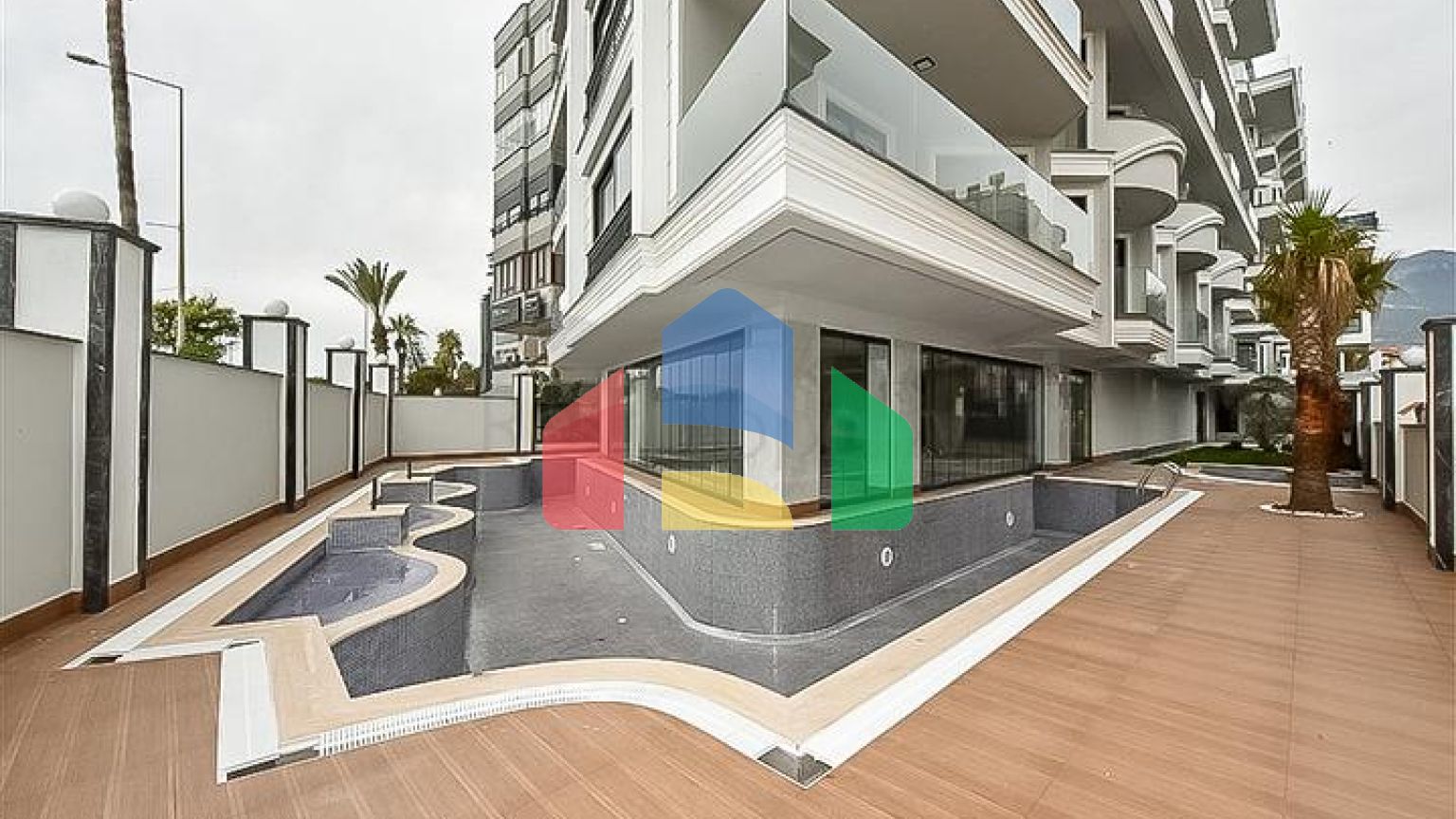 Шикарний пентхаус з панорамним видом на море в самому центрі Аланії