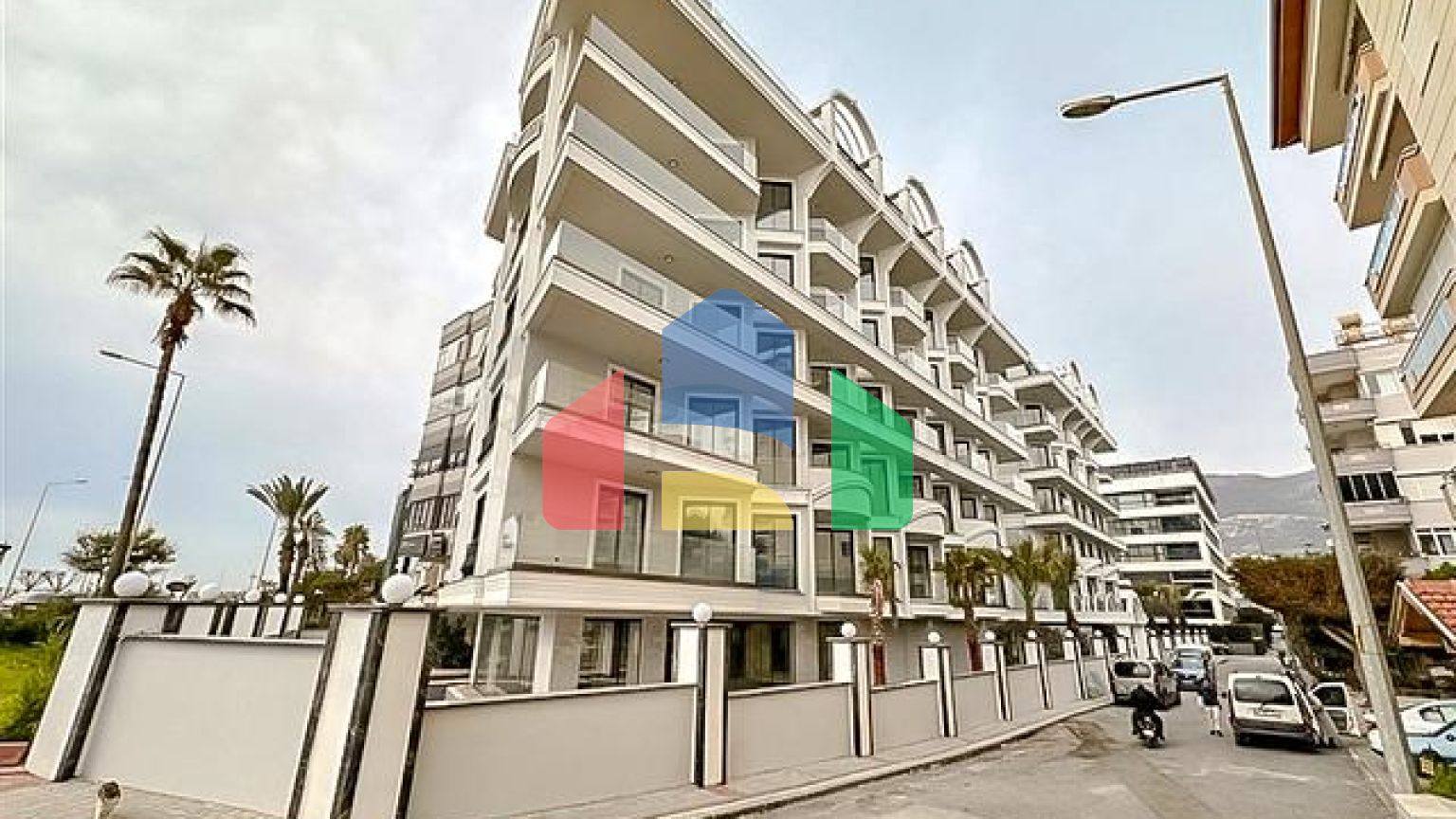 Шикарний пентхаус з панорамним видом на море в самому центрі Аланії