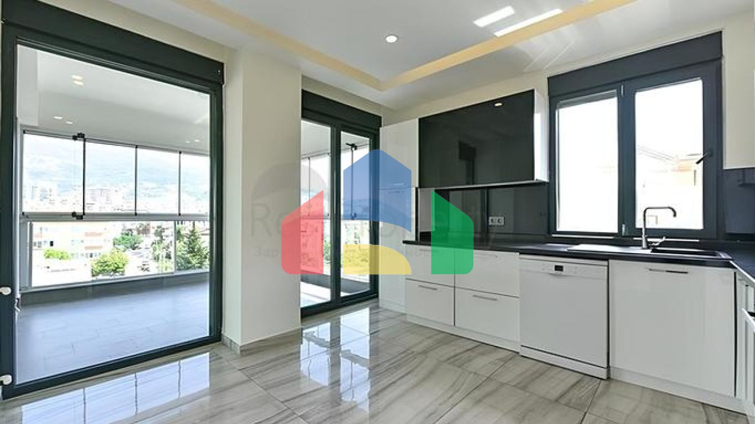 Квартира 2+1 с отдельной кухней в 50 метрах от моря в центре Алании