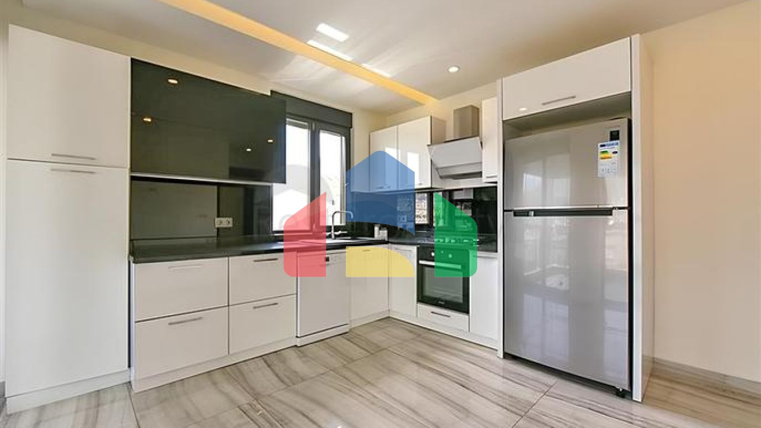 Квартира 2+1 с отдельной кухней в 50 метрах от моря в центре Алании