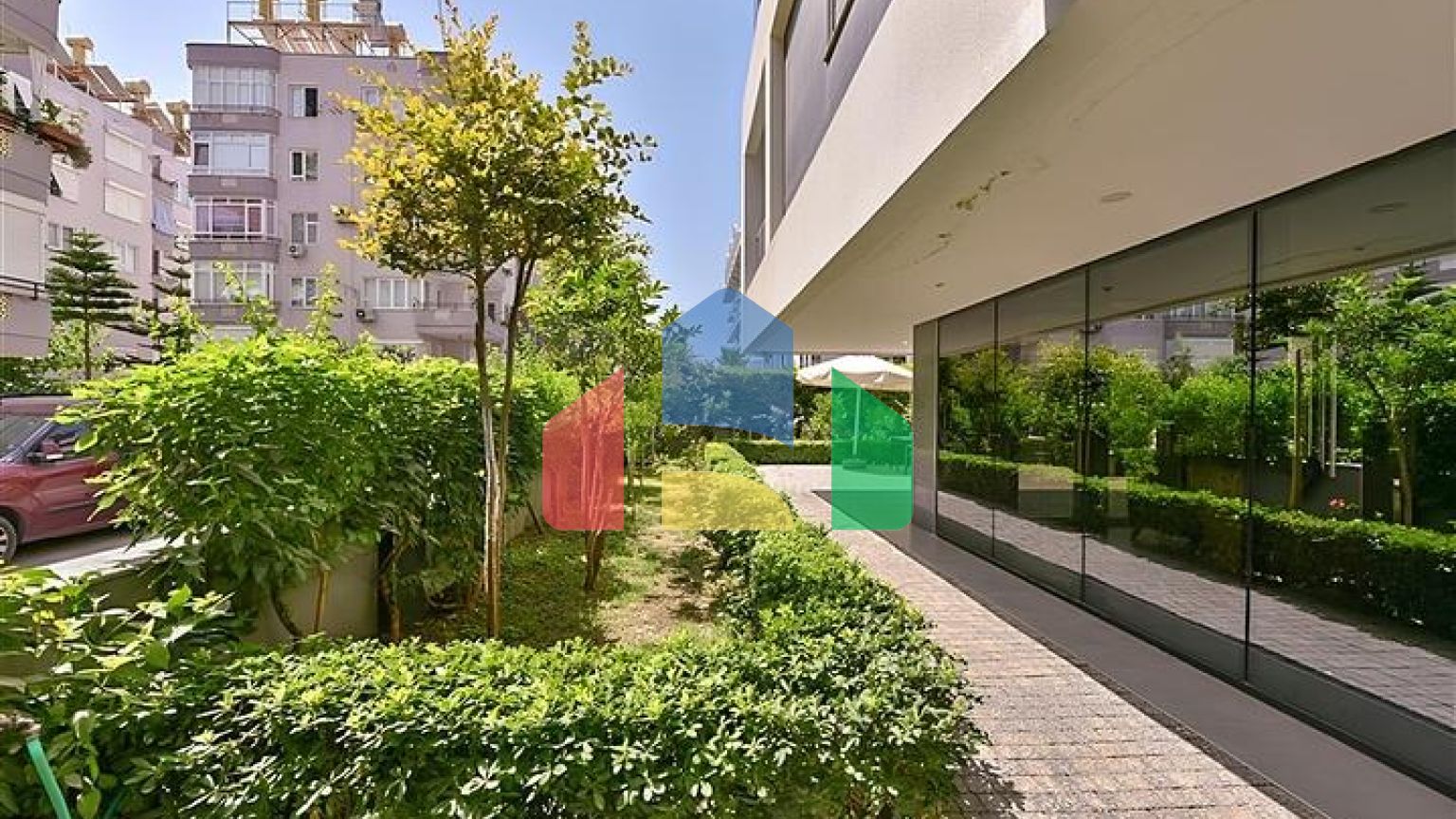 Квартира 2+1 с отдельной кухней в 50 метрах от моря в центре Алании