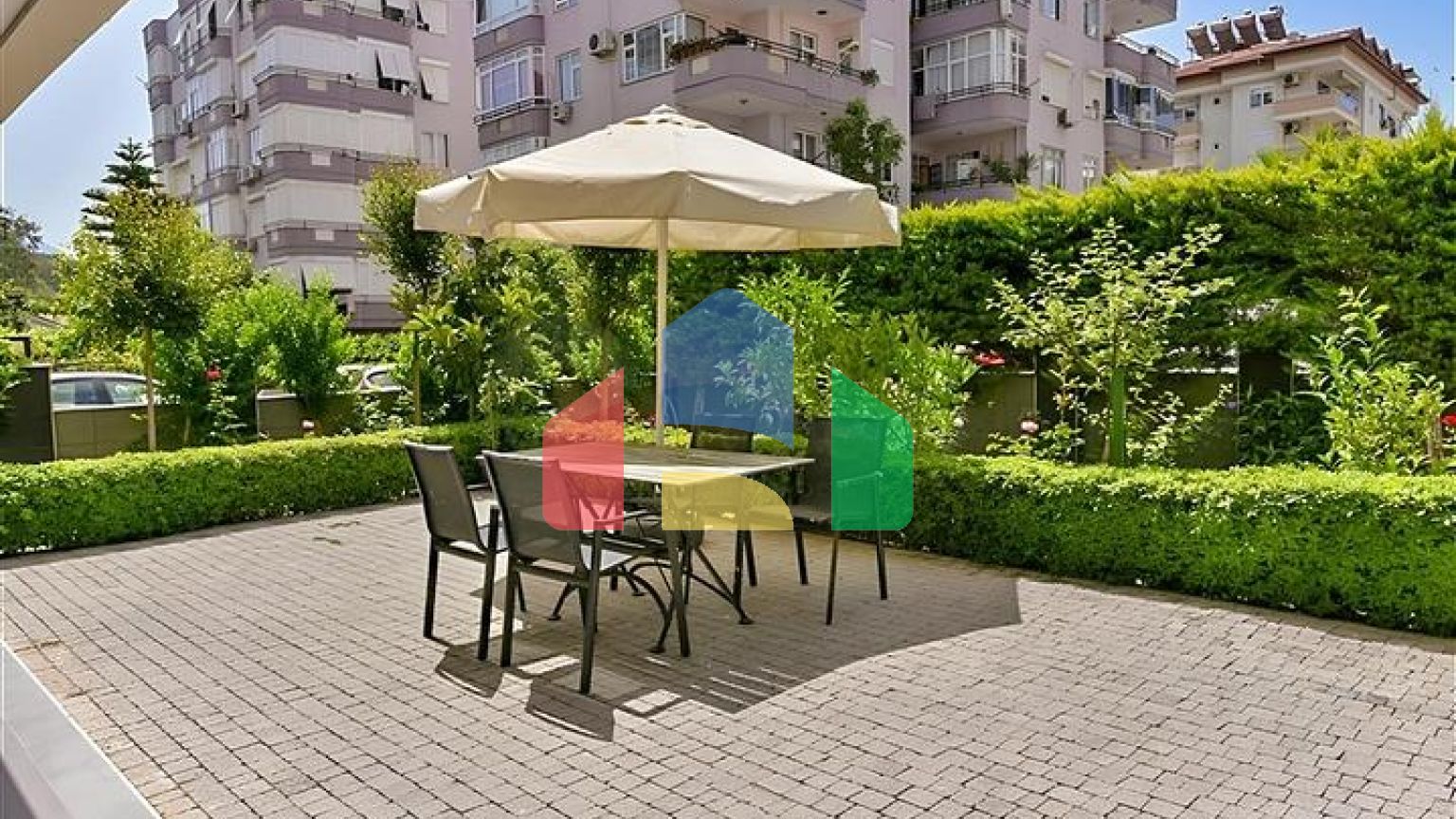 Квартира 2+1 с отдельной кухней в 50 метрах от моря в центре Алании