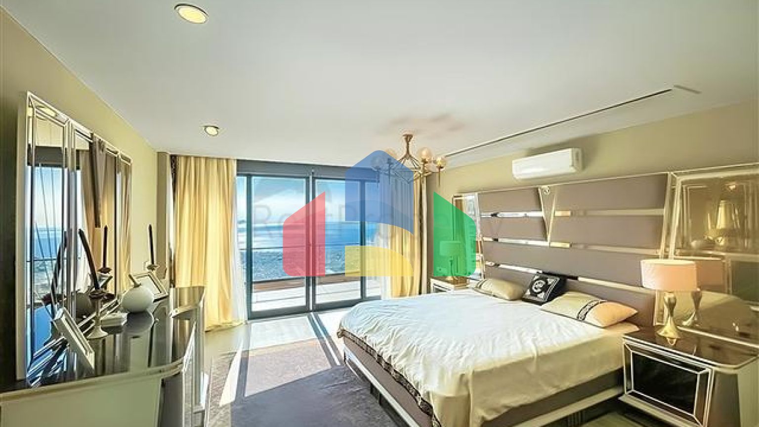 Вилла 5+1 с видом на море в центре Алании