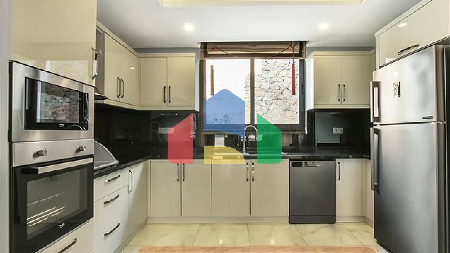 Вилла 5+1 с видом на море в центре Алании