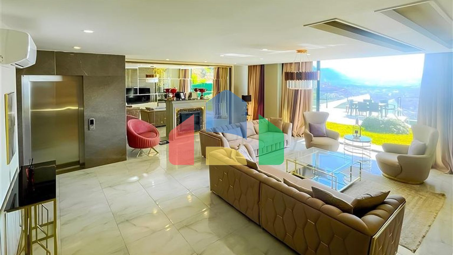 Вилла 5+1 с видом на море в центре Алании