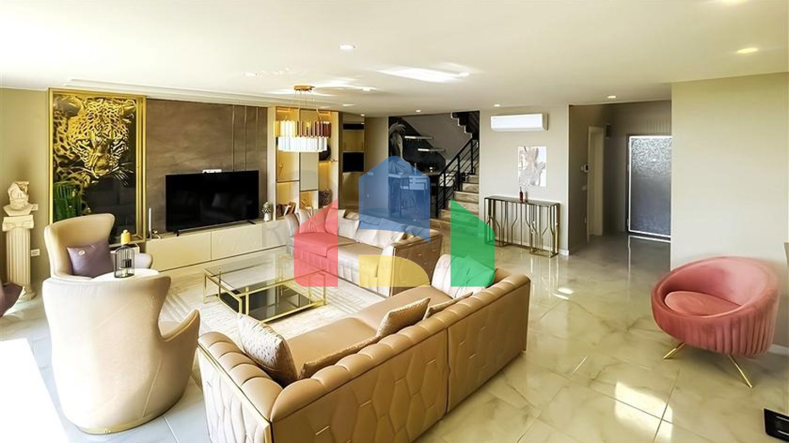 Вилла 5+1 с видом на море в центре Алании