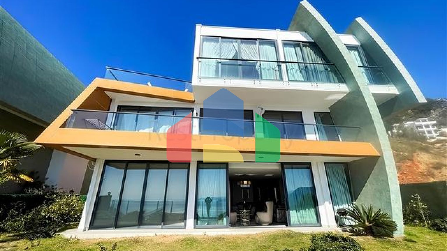 Вилла 5+1 с видом на море в центре Алании