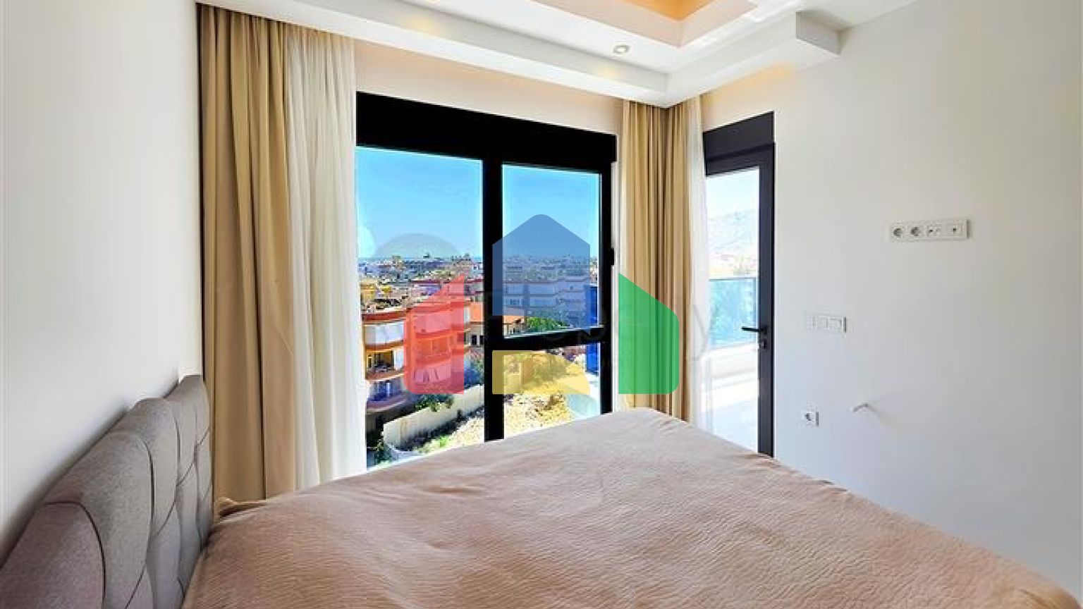 Современная меблированная квартира 1+1 в новом комплексе в центре Аланьи