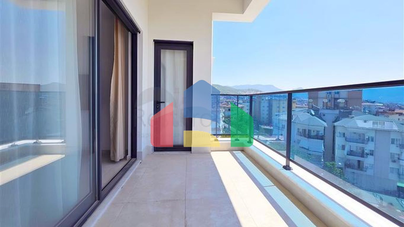 Современная меблированная квартира 1+1 в новом комплексе в центре Аланьи