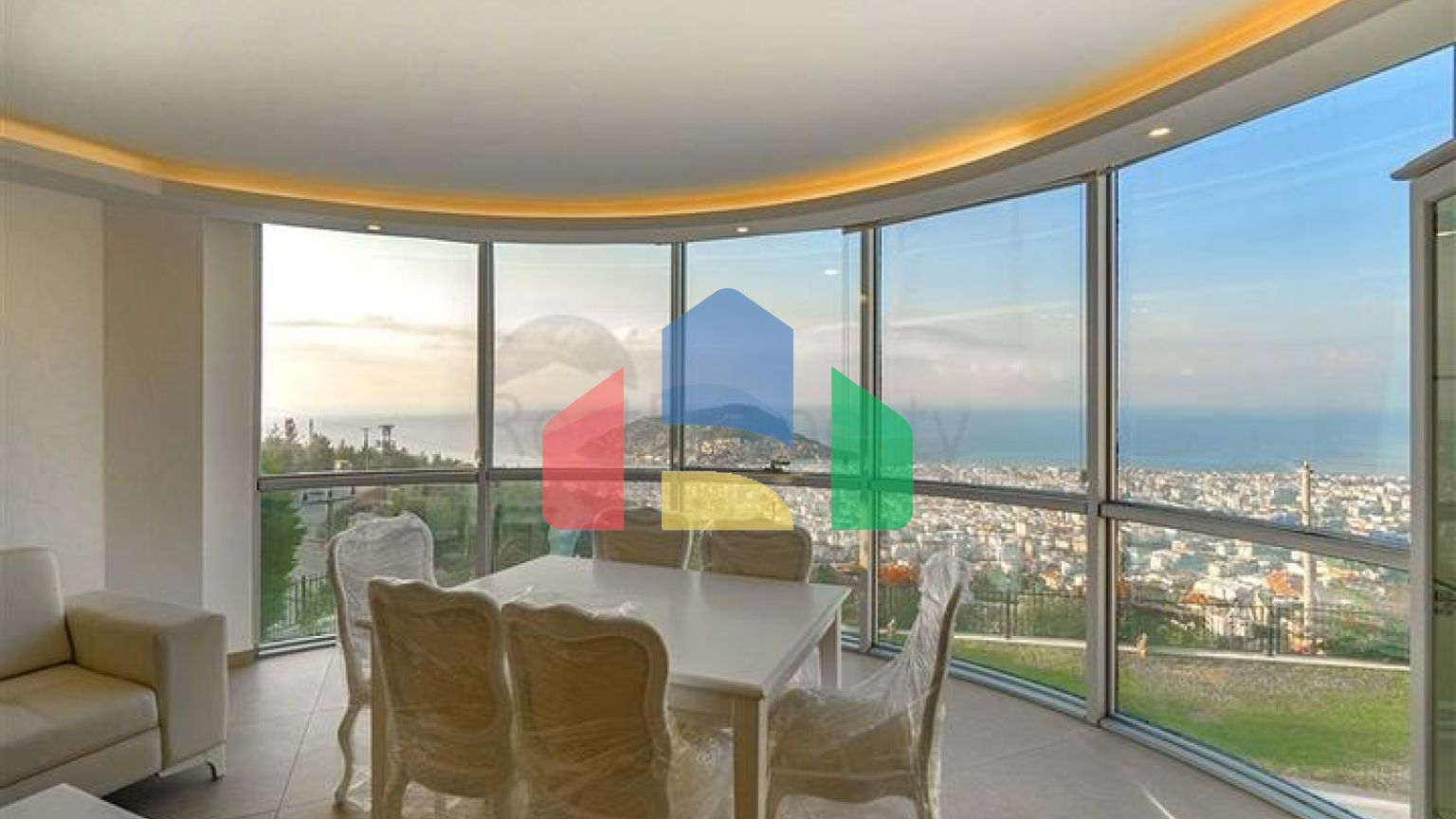 Простора двоповерхова вілла з панорамним видом на Середземне море