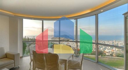 Простора двоповерхова вілла з панорамним видом на Середземне море