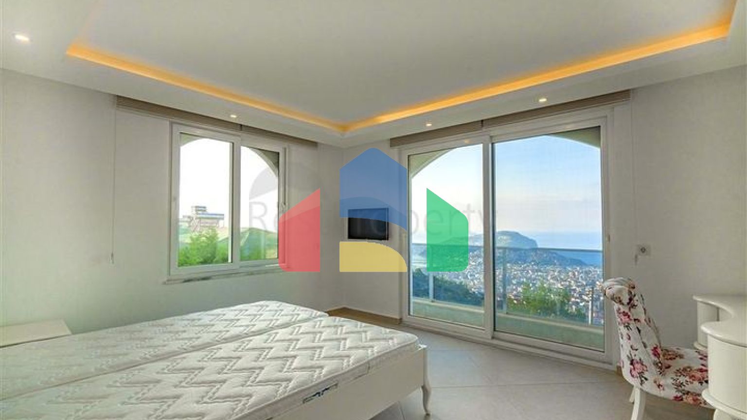 Простора двоповерхова вілла з панорамним видом на Середземне море