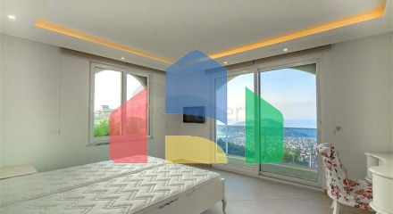 Простора двоповерхова вілла з панорамним видом на Середземне море