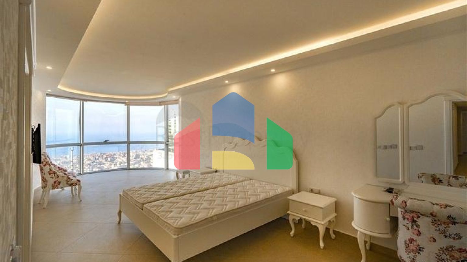 Простора двоповерхова вілла з панорамним видом на Середземне море