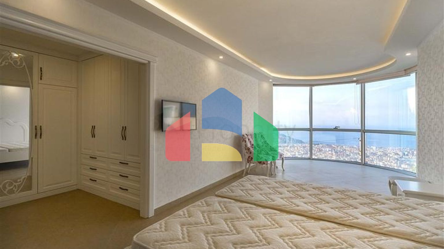 Простора двоповерхова вілла з панорамним видом на Середземне море