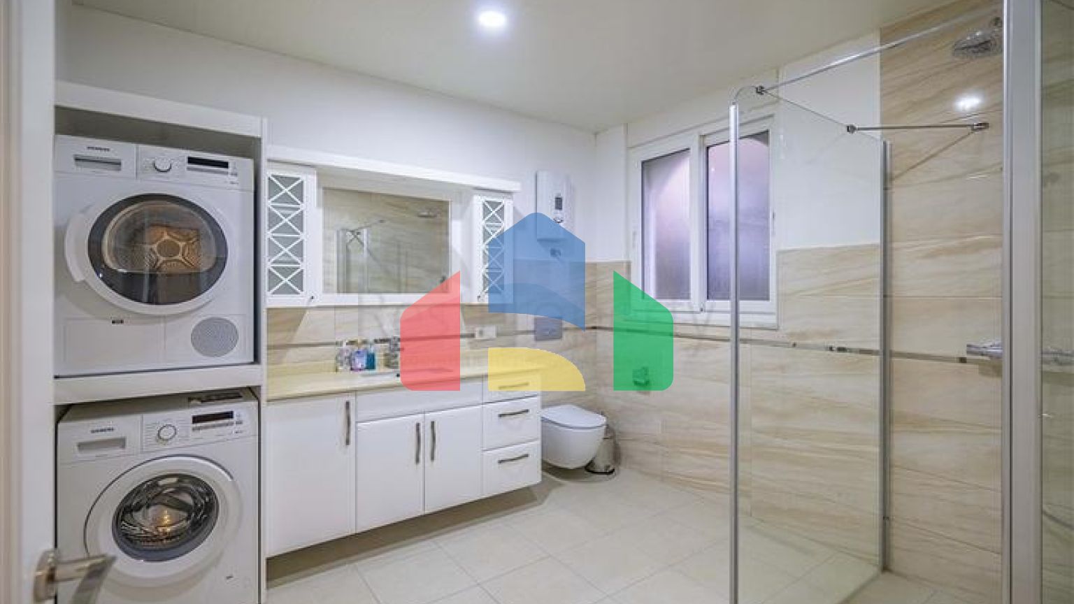 Простора двоповерхова вілла з панорамним видом на Середземне море