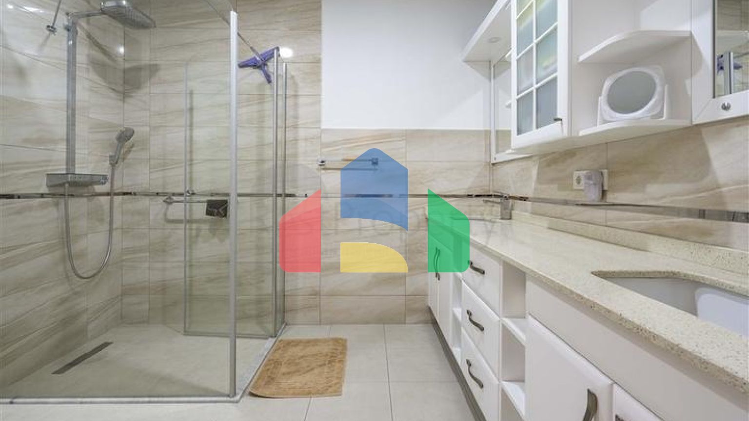 Простора двоповерхова вілла з панорамним видом на Середземне море