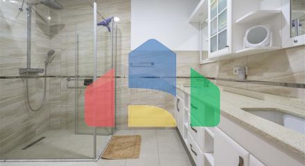 Простора двоповерхова вілла з панорамним видом на Середземне море