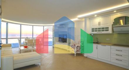 Простора двоповерхова вілла з панорамним видом на Середземне море