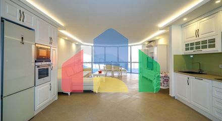 Простора двоповерхова вілла з панорамним видом на Середземне море