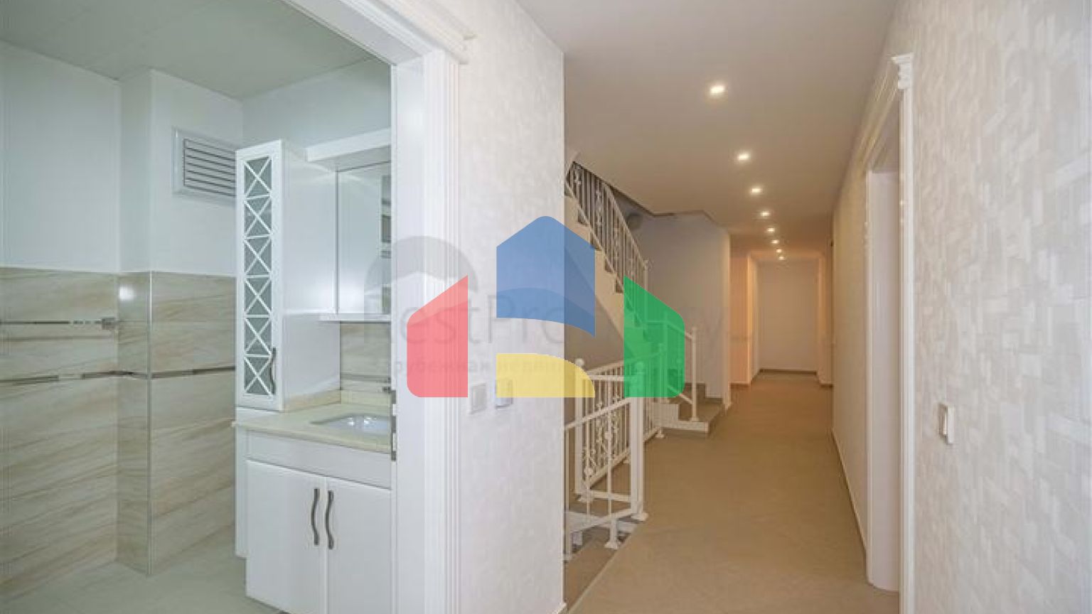 Простора двоповерхова вілла з панорамним видом на Середземне море