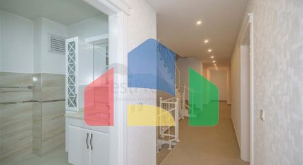 Простора двоповерхова вілла з панорамним видом на Середземне море