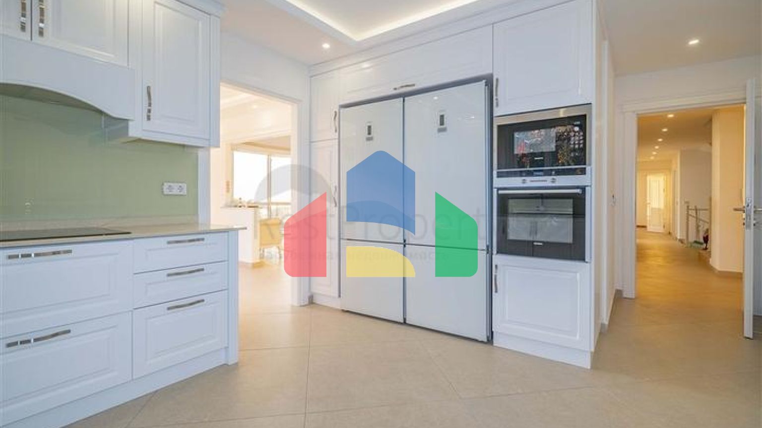 Простора двоповерхова вілла з панорамним видом на Середземне море