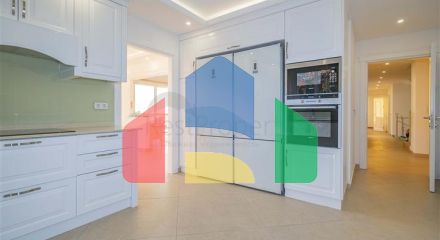 Простора двоповерхова вілла з панорамним видом на Середземне море