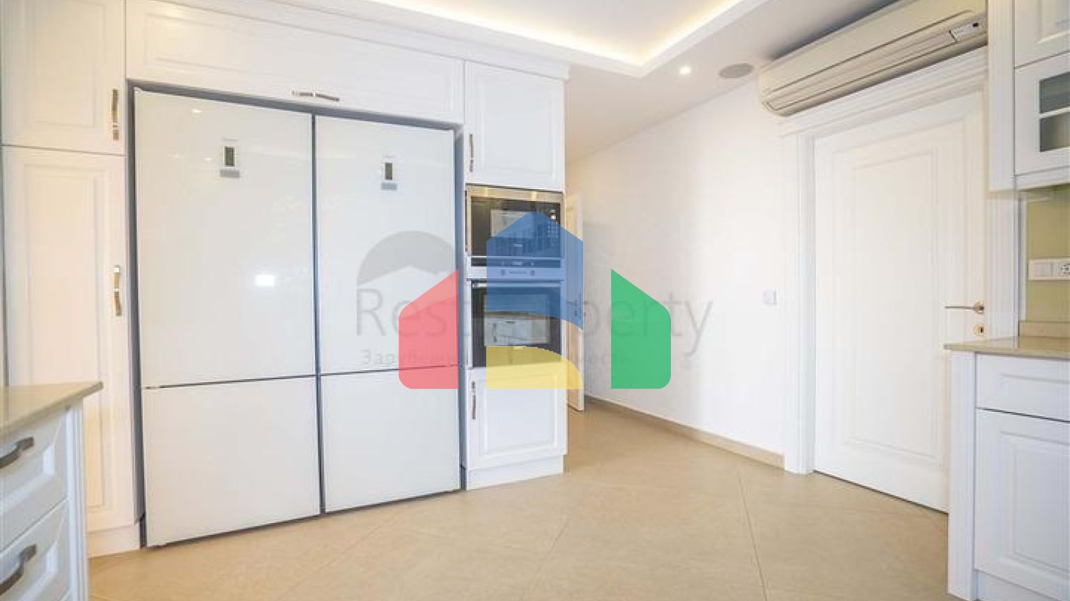 Простора двоповерхова вілла з панорамним видом на Середземне море