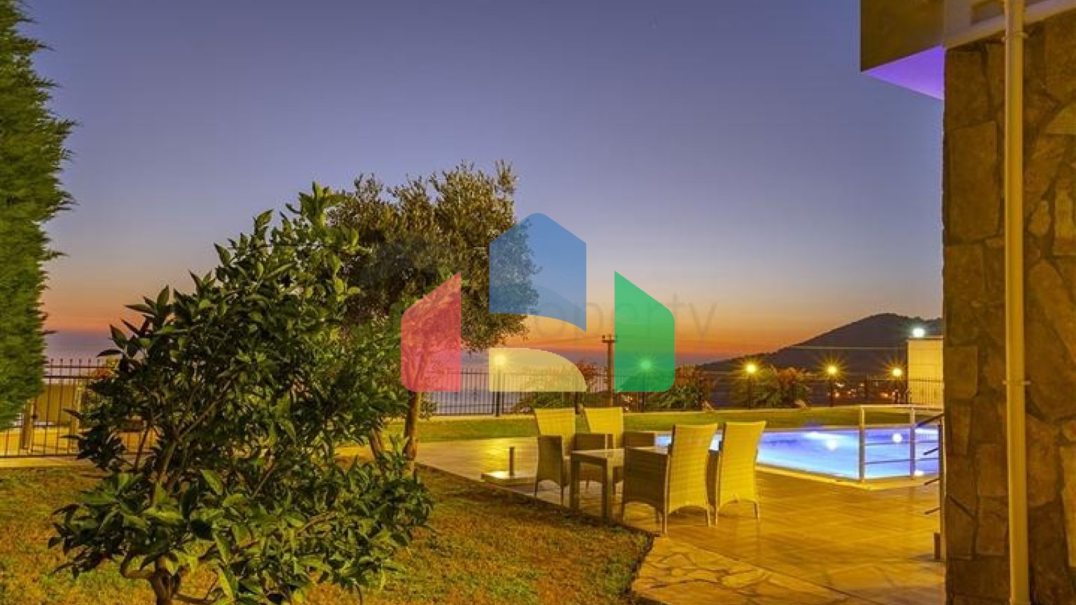 Простора двоповерхова вілла з панорамним видом на Середземне море