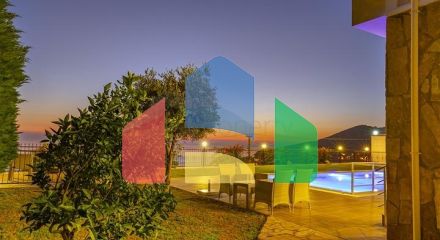 Простора двоповерхова вілла з панорамним видом на Середземне море