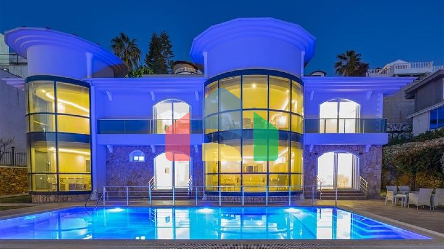 Простора двоповерхова вілла з панорамним видом на Середземне море