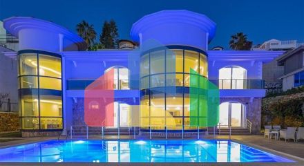 Простора двоповерхова вілла з панорамним видом на Середземне море