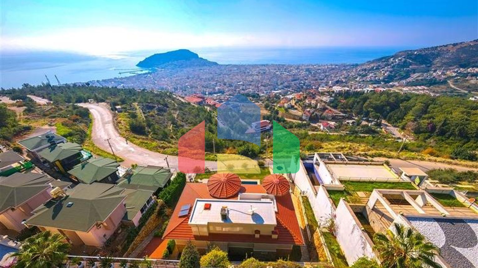 Простора двоповерхова вілла з панорамним видом на Середземне море