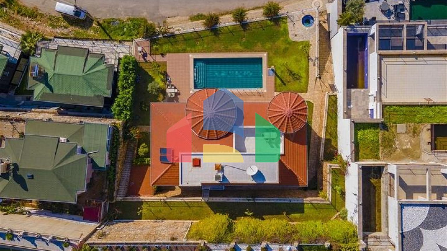 Простора двоповерхова вілла з панорамним видом на Середземне море