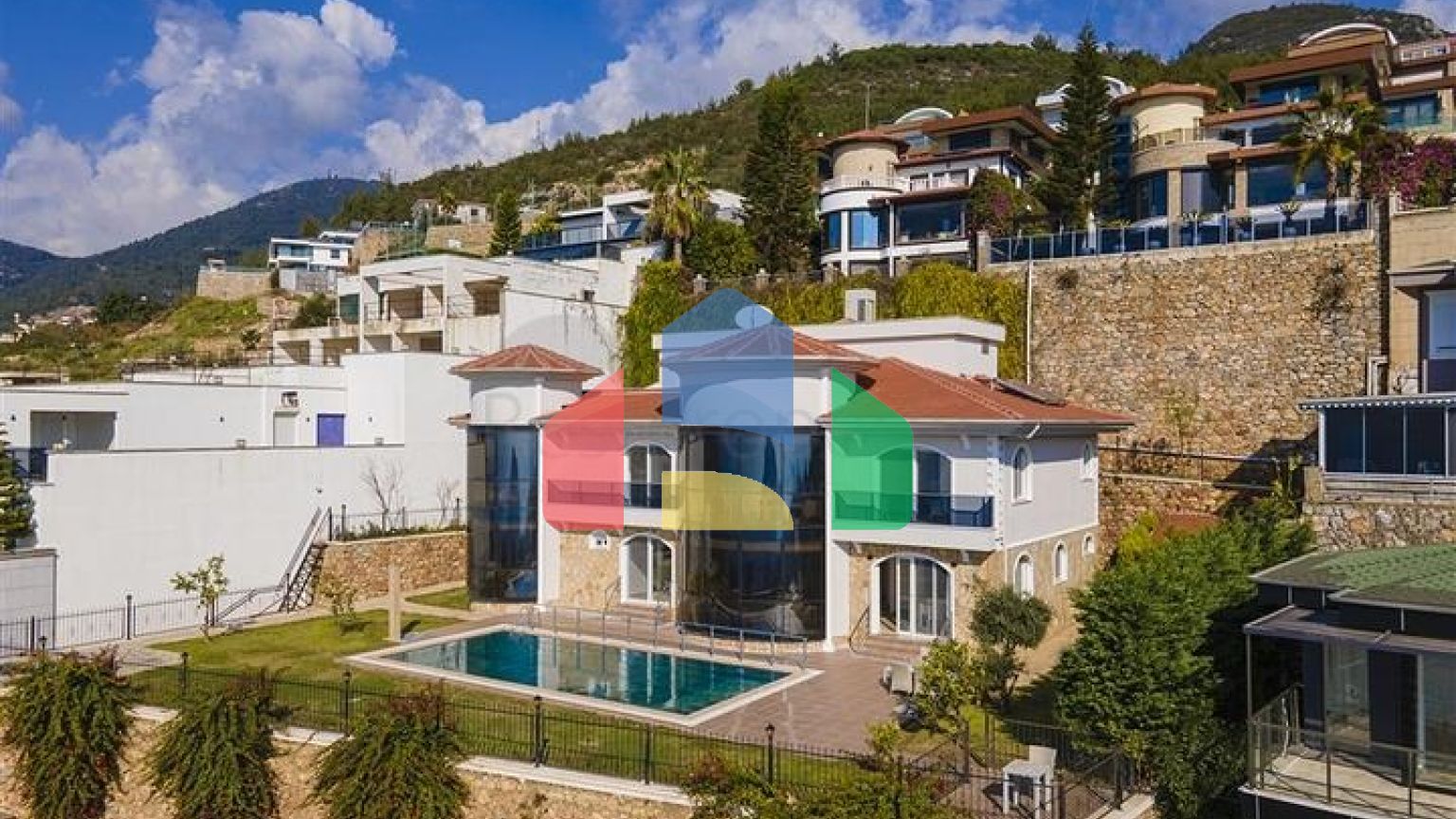 Простора двоповерхова вілла з панорамним видом на Середземне море