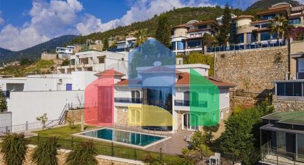 Простора двоповерхова вілла з панорамним видом на Середземне море