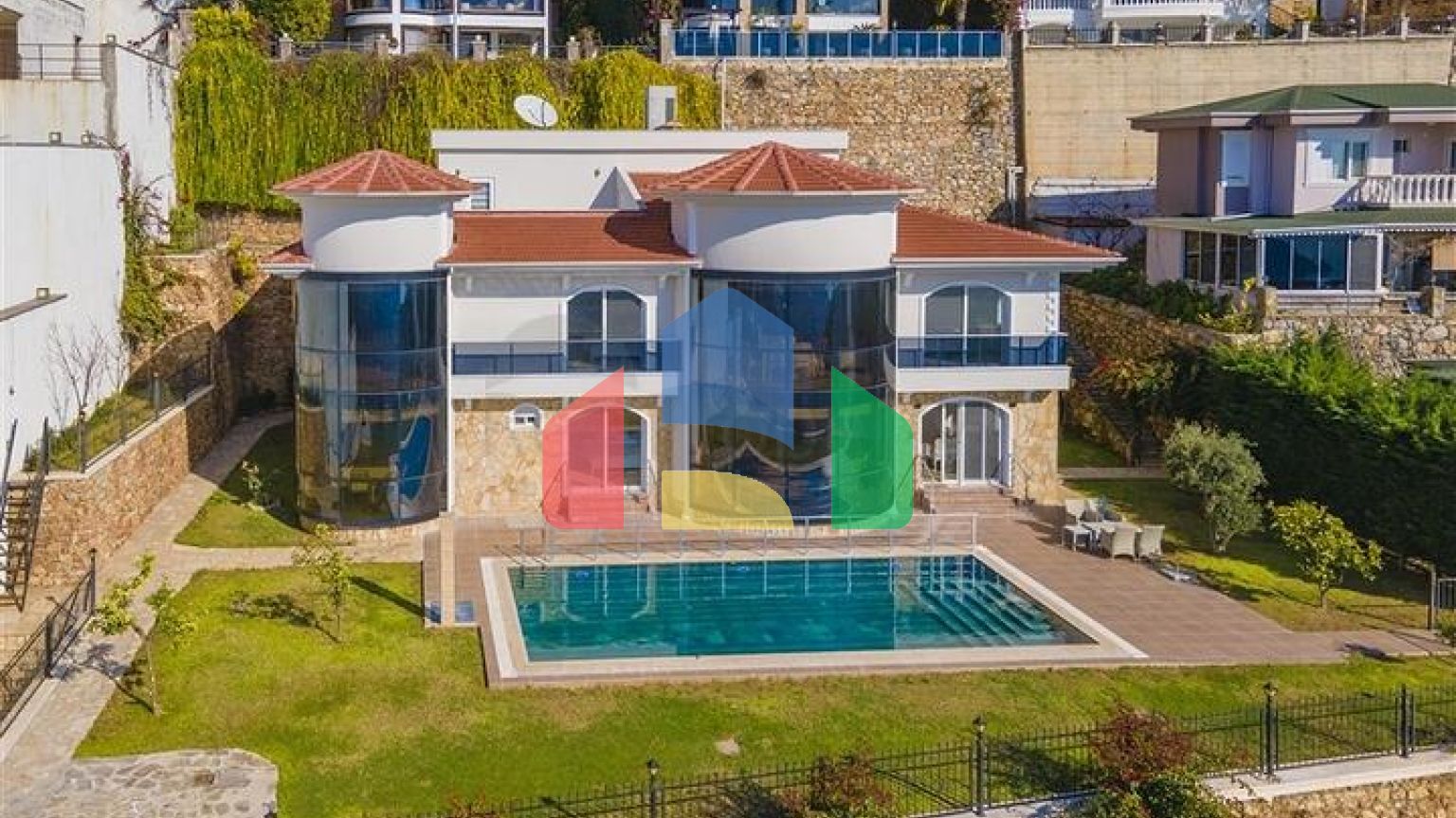 Простора двоповерхова вілла з панорамним видом на Середземне море