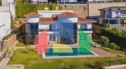 Простора двоповерхова вілла з панорамним видом на Середземне море