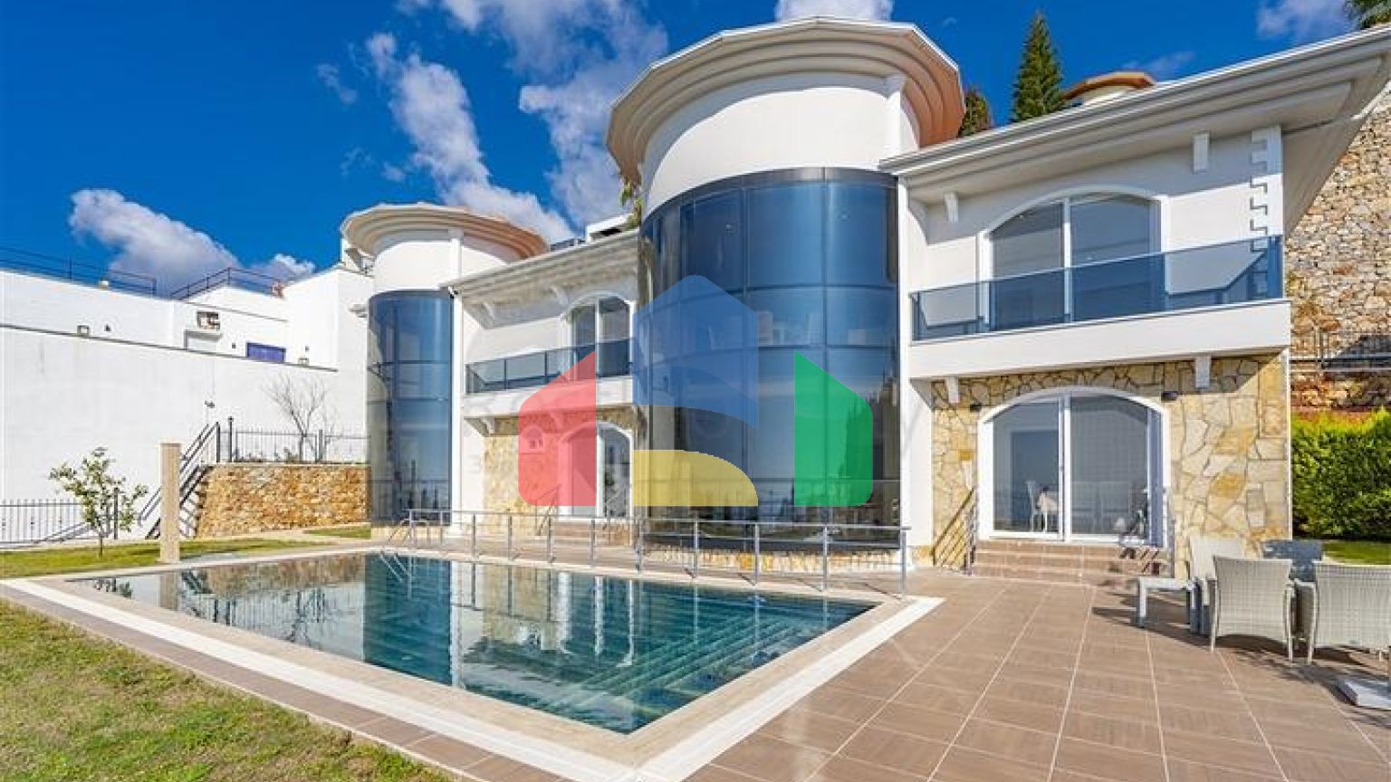 Простора двоповерхова вілла з панорамним видом на Середземне море