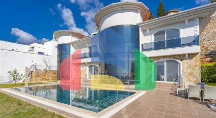 Простора двоповерхова вілла з панорамним видом на Середземне море