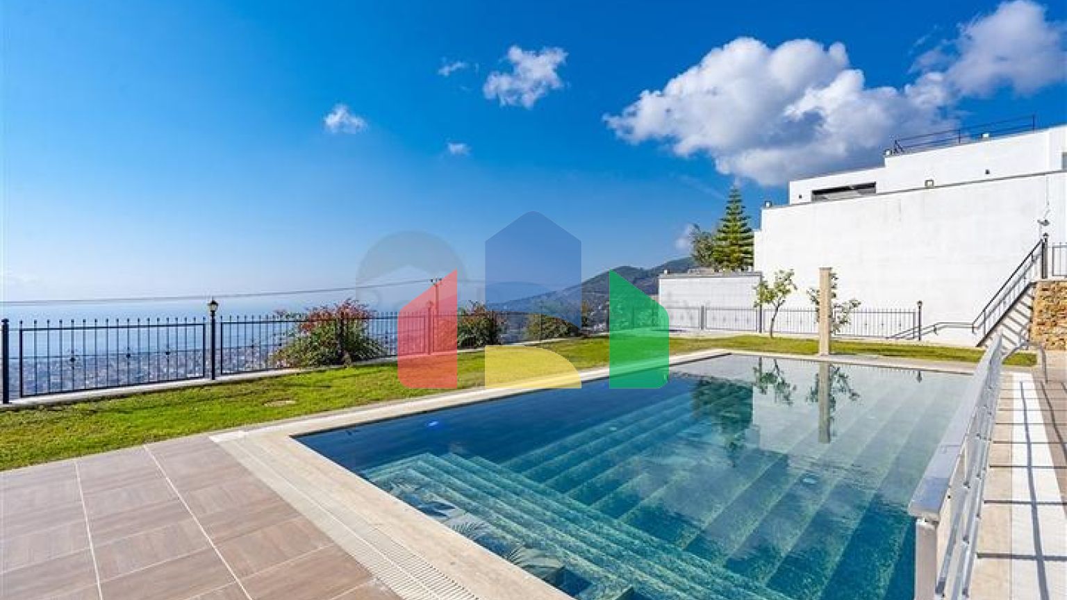 Простора двоповерхова вілла з панорамним видом на Середземне море